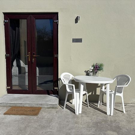 Private Detached Small Bedroom And Bathroom Only- This Is Not An Apartment Butlersbridge Extérieur photo