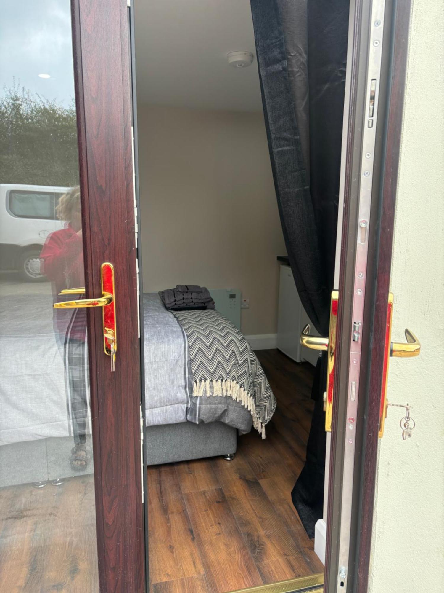 Private Detached Small Bedroom And Bathroom Only- This Is Not An Apartment Butlersbridge Extérieur photo