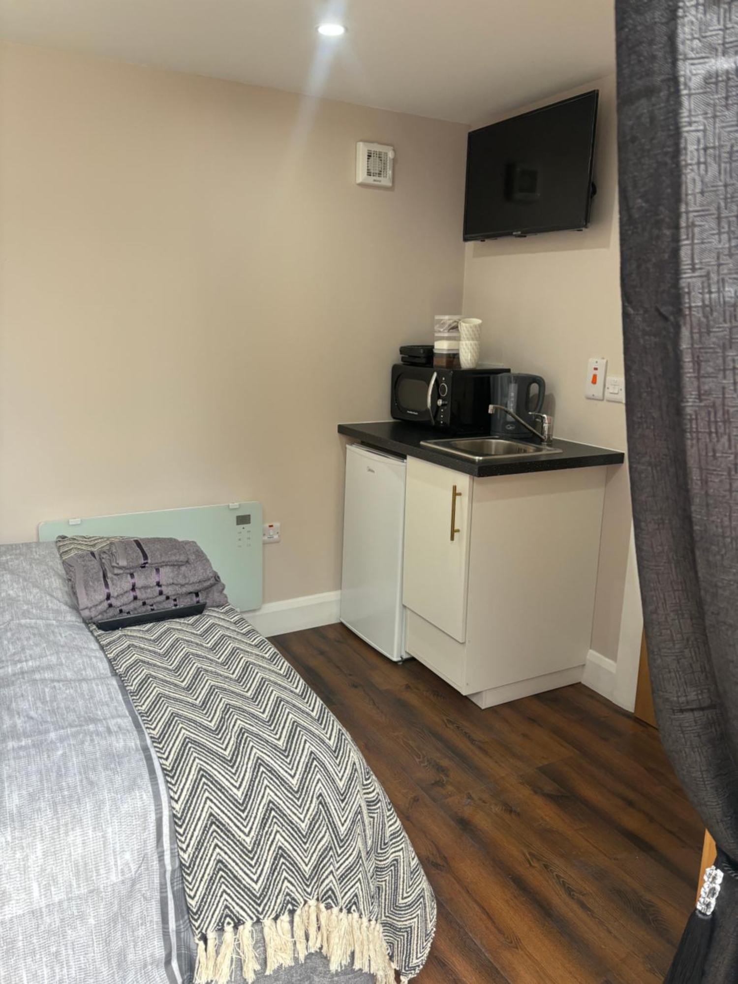 Private Detached Small Bedroom And Bathroom Only- This Is Not An Apartment Butlersbridge Extérieur photo