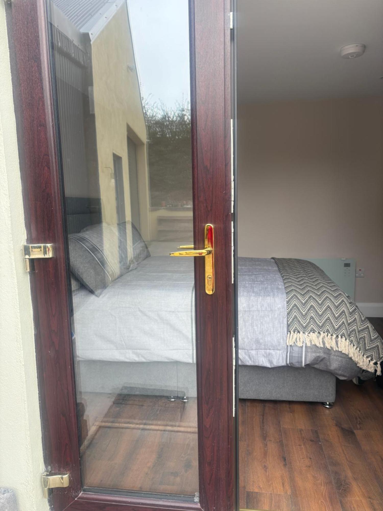 Private Detached Small Bedroom And Bathroom Only- This Is Not An Apartment Butlersbridge Extérieur photo